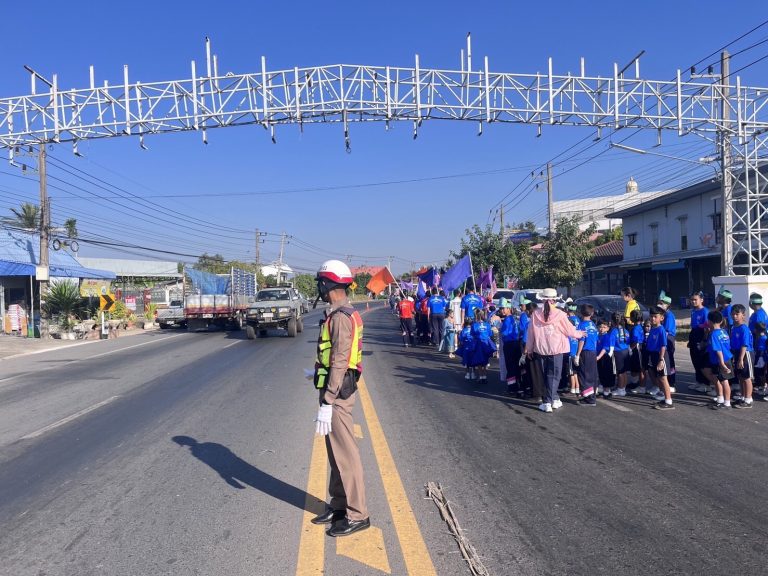 สภ.บ้านกรวด อำนวยความสะดวกจราจรขบวนพาเหรดกีฬาสี รร.อนุบาลบ้านกรวด บนทางหลวง 2445