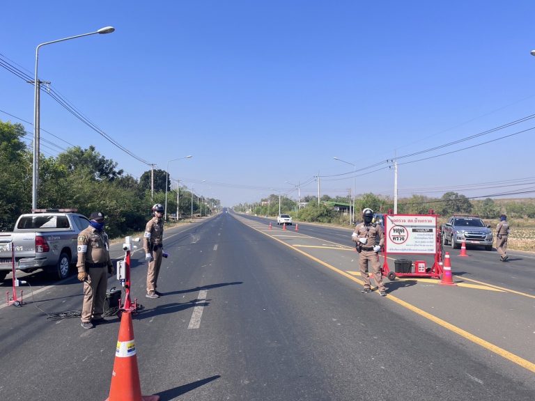 สภ.บ้านกรวด ตั้งจุดตรวจเข้ม ป้องกันอาชญากรรมและการกระทำความผิดทางจราจร