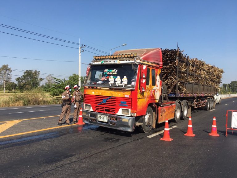 สภ.บ้านกรวด ตั้งจุดตรวจเข้ม ป้องกันอุบัติเหตุในช่วงฤดูกาลเก็บเกี่ยวพืชผลการเกษตร
