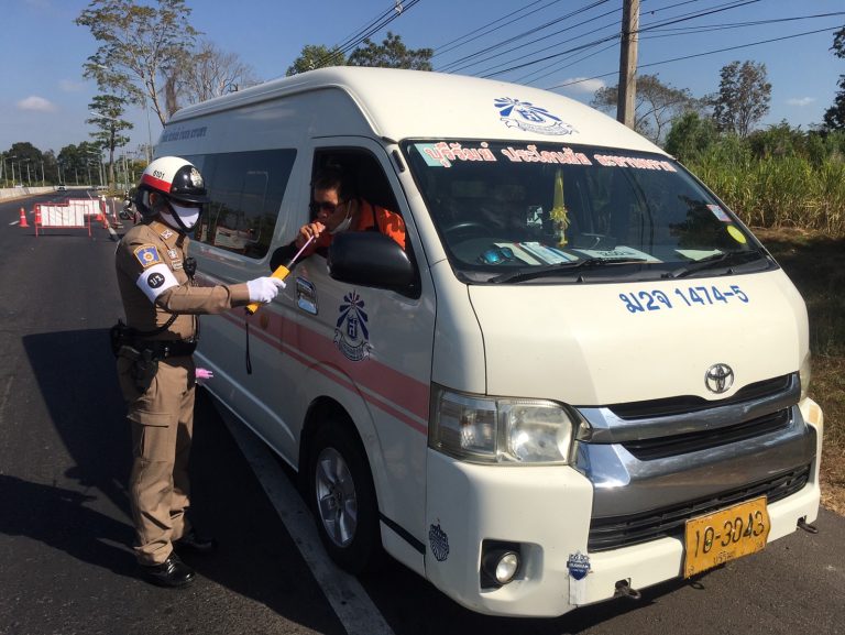 สภ.บ้านกรวด ตั้งจุดตรวจเข้ม ป้องกันอาชญากรรมและส่งเสริมความปลอดภัยในการขับขี่