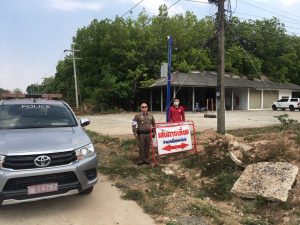 ตร.จราจร สภ.บ้านกรวด วางป้ายเส้นทางเลี่ยง ลดปัญหาการจราจรในงานประเพณีบ้านกรวด