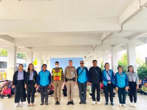 สภ.บ้านกรวด ให้ความรู้ด้านความปลอดภัยในการเดินทางทัศนศึกษาแก่นักเรียน