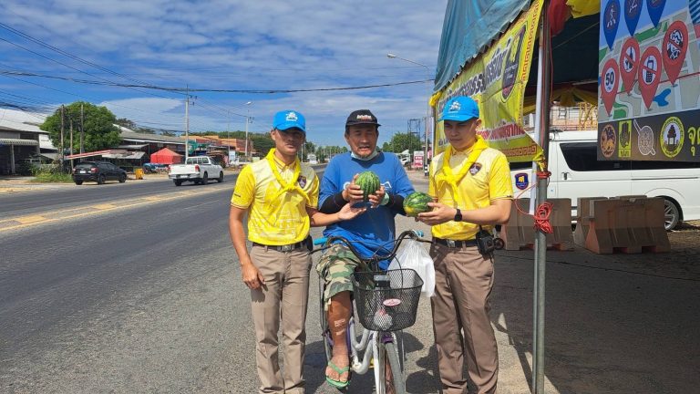 ตำรวจจิตอาสา สภ.บ้านกรวด ให้บริการประชาชนช่วงเทศกาลอย่างอบอุ่น