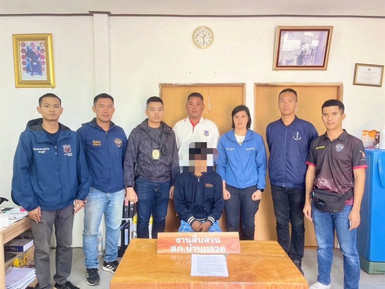ชุดสืบสวน สภ.บ้านกรวด ร่วมกับฝ่ายปกครอง ปิดล้อมตรวจค้นตามหมายค้น จับกุมผู้ต้องหาตามหมายจับ พร้อมดำเนินคดีข้อหาจำหน่ายยาเสพติด
