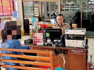 เจ้าหน้าที่เสมียนประจำวัน สภ.บ้านกรวด บริการประชาชนรับแจ้งเอกสารหาย